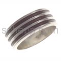 Ring mit schwarzen Linien
