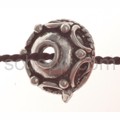 Auff�delperle mit Ornamenten, halbrund
