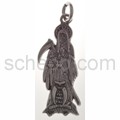 Anh�nger, flache Totenfigur mit Sichel, Waage und Eule, mittelgr