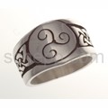 Ring mit keltischem Knotenmuster und Triskele