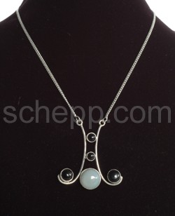 Anhnger, Chalcedon und Onyxe, mit Schlangenkette