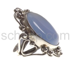 Ring, ovaler Chalcedon mit Ornamenten