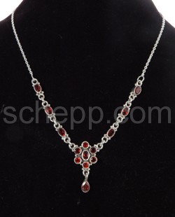 Collier mit Granaten, Facettenschliff, leicht