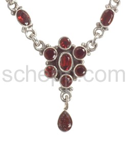 Collier mit Granaten, Facettenschliff, leicht