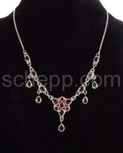 Collier mit Granaten, Facettenschliff, leicht