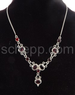 Collier mit Granaten, Facettenschliff