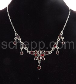 Collier mit Granaten, Facettenschliff