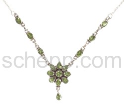 Collier mit Peridoten, Facettenschliff, leicht