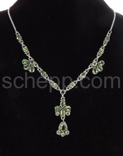 Collier with facet cut peridots