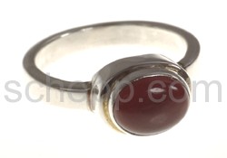 Ring with garnet, oval