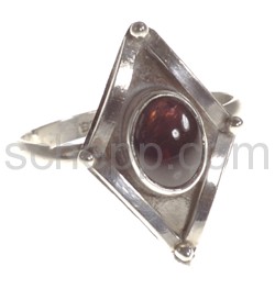 Ring, angular with round garnet