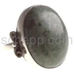 Ring mit Jadeit, oval