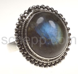 Ring with labradorite, round