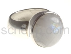 Ring with moonstone, round