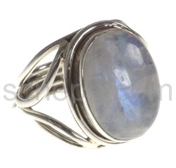 Ring with moonstone, oval