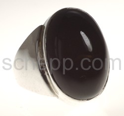 Ring mit Onyx, oval