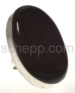 Ring with large onyx, oval