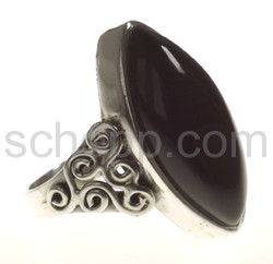 Ring mit Onyx, Navetteform