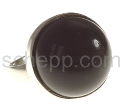 Ring with onyx, round