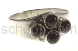 Ring mit kleinen Onyxen