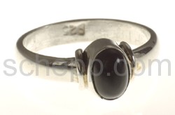 Ring mit kleinem Onyx, oval