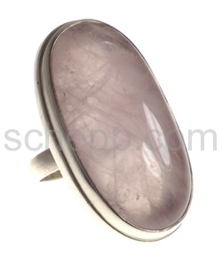 Ring with large rose quartz, oval