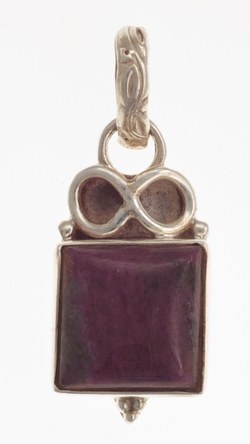 Pendant ruby, square