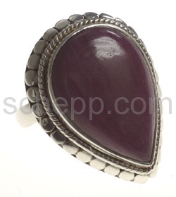 Ring mit Rubin, Tropfenform