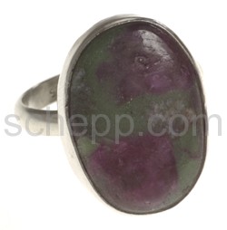 Ring with ruby zoisite, oval