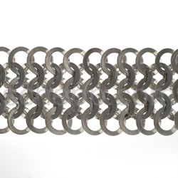 Link bracelet made of interlocking eyelets