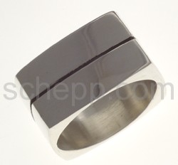 Ring, angular with black line, large