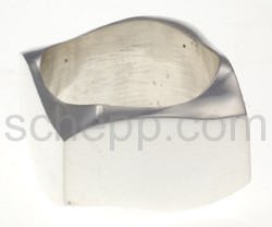 Ring, eckig, gewellte Oberseite, gro