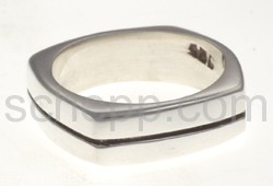 Ring, eckig mit schwarzer Linie, schmal