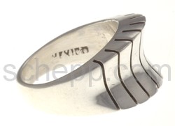 Ring mit schwarzen Streifen, zisliert