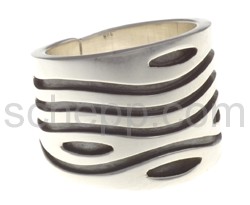 Ring mit Wellenmuster