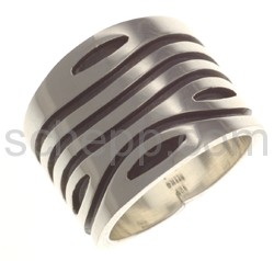 Ring with wave design