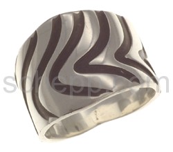 Ring with wave design