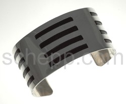 Bangle with horizontal bars