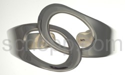 Armspange mit ovalen Aussparungen