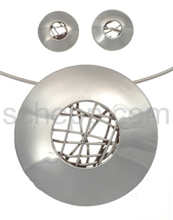 Set of round pendant and ear studs