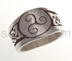 Ring mit keltischem Knotenmuster und Triskele