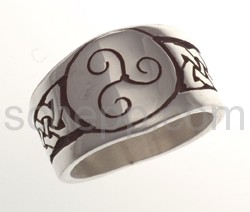 Ring with Celtic knot design and triskele