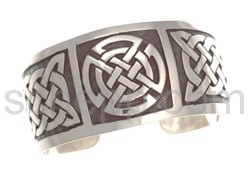 Bangle with Celtic knot design