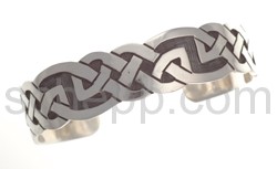 Bangle with Celtic knot design