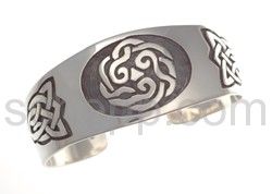 Bangle with Celtic knot design