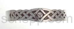 Armspange, keltisches Knotenmuster und Triskele