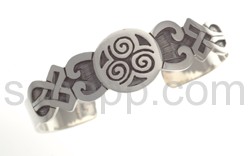 Bangle with Celtic knot design