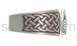 Armspange, keltisches Knotenmuster und Triskele
