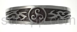 Armspange mit Triskele und Tribal-Ornamenten