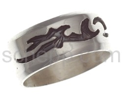 Ring mit Tribalmotiv